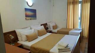 Отель Hotel Dajti Улцинь Трехместный номер-3